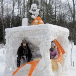 В Центральном ботаническом саду можно увидеть сказочных героев из снега и льда