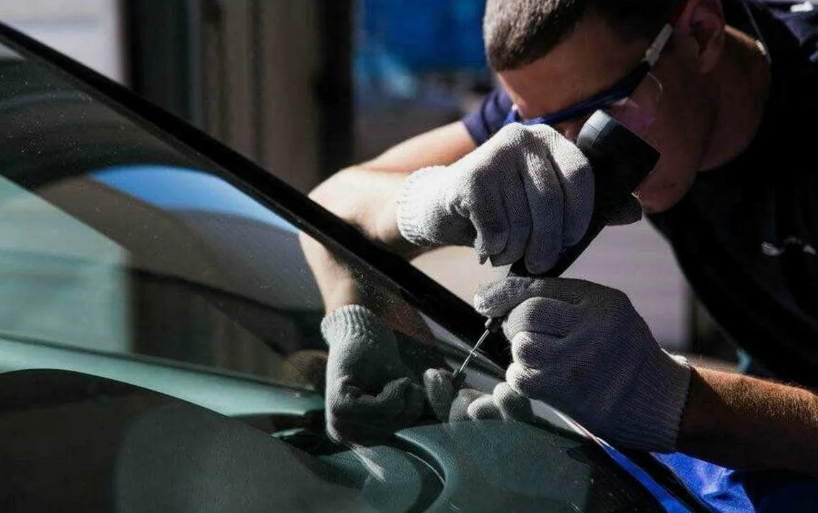 Профессиональное удаление повреждений с автомобильного стекла